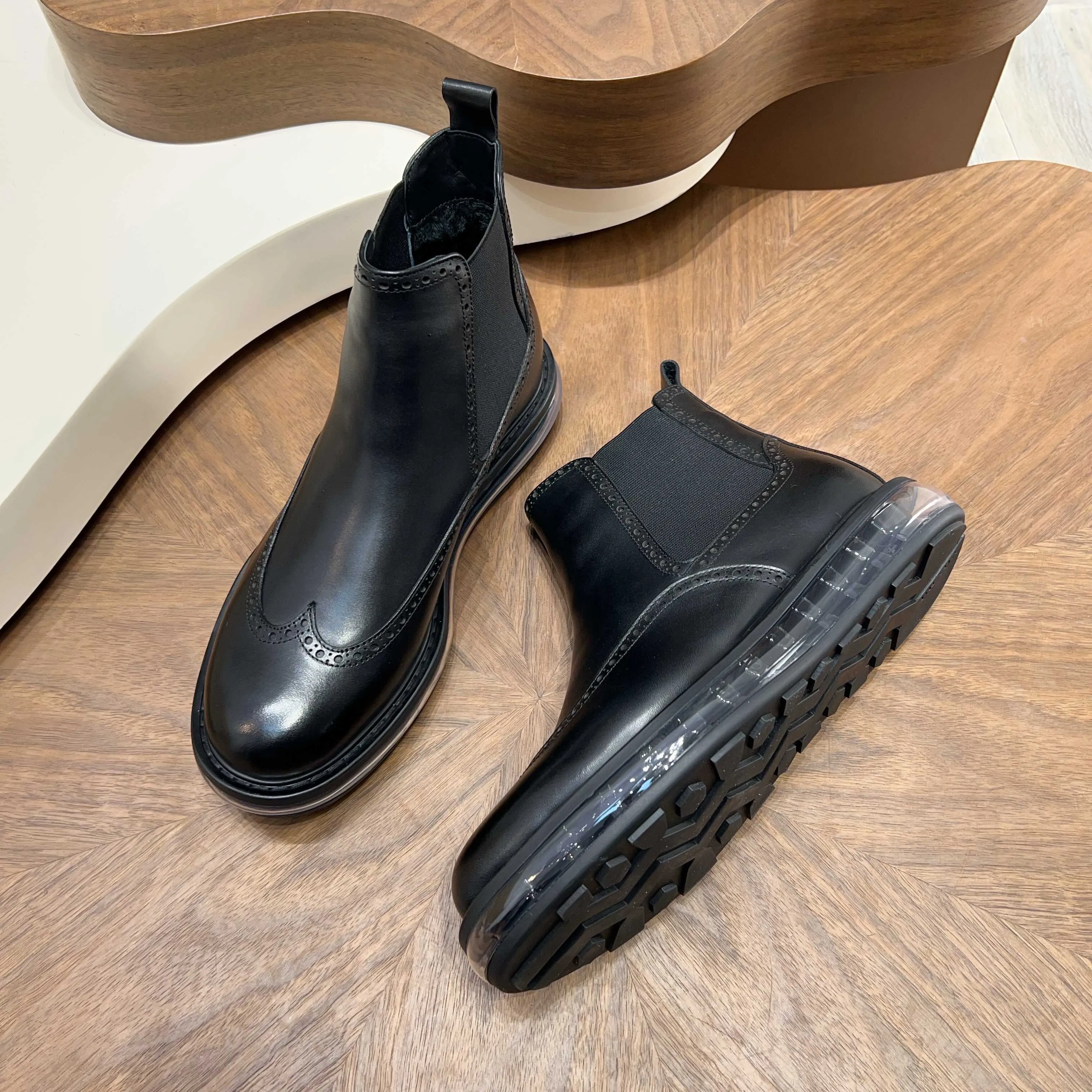 Men's shoes 💰 1000 Prada/Prada Italian show version Pure original men's high-top slip-on air cushion shoes Original super flexible air cushion outsole Silver label PRADA letter logo decoration on the heel Rubber bottom layer High comfort Excellent anti-slip performance Imported waxed cowhide Leather is smooth Leather holes are fine and even Super good texture Slip-on design Geometric carving decoration Novel and unique Full calf leather lining Standard gold-labeled feet. Fine workmanship. Ignore market currency. Support comparison inspection. Size: 38-39-40-41-42-43-44. Standard leather shoe size 45. Order